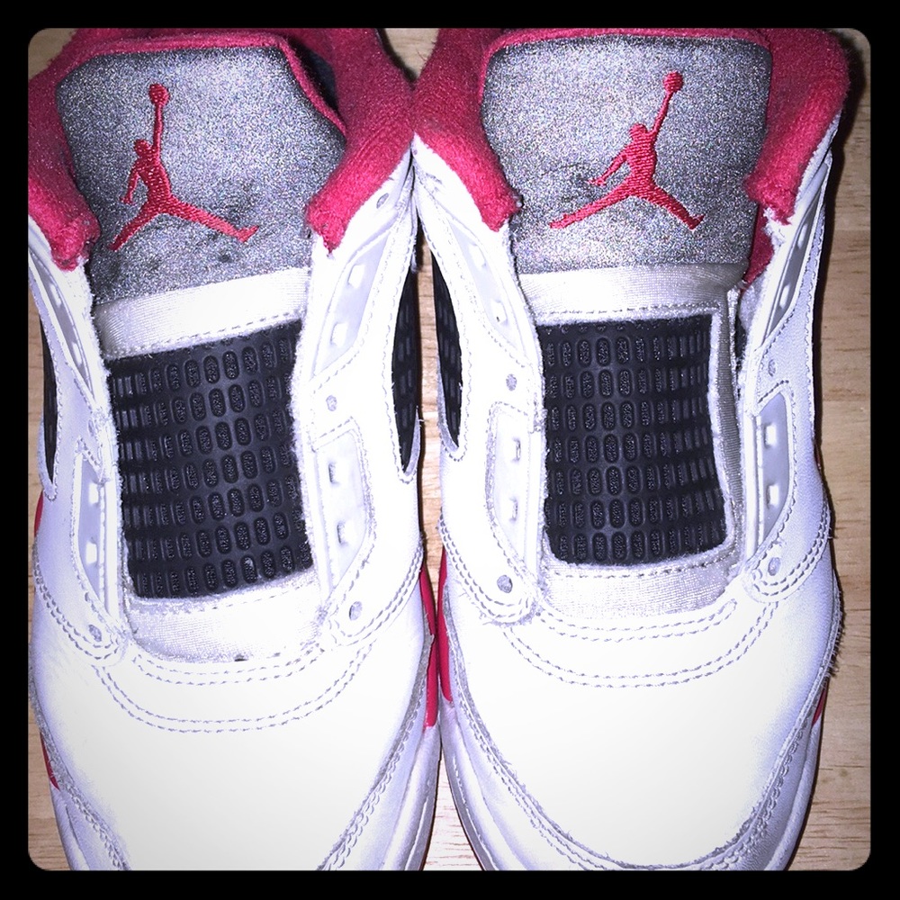 NIKE JORDANS